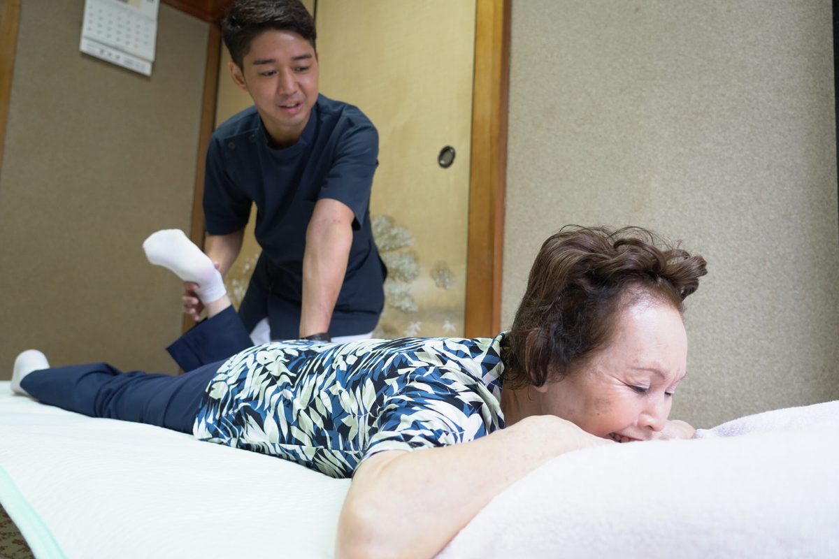 院長が患者宅で施術している様子