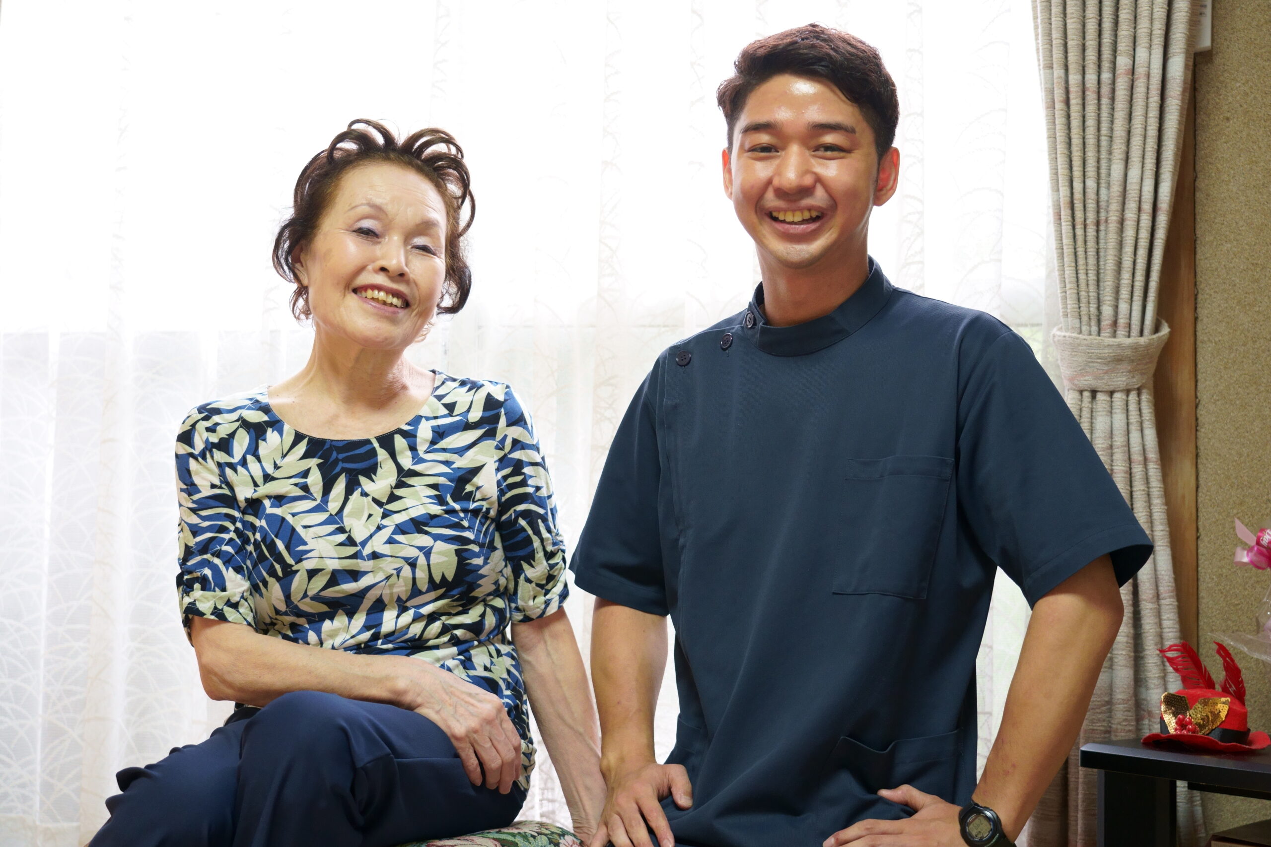 施術後に笑顔の患者さんと院長